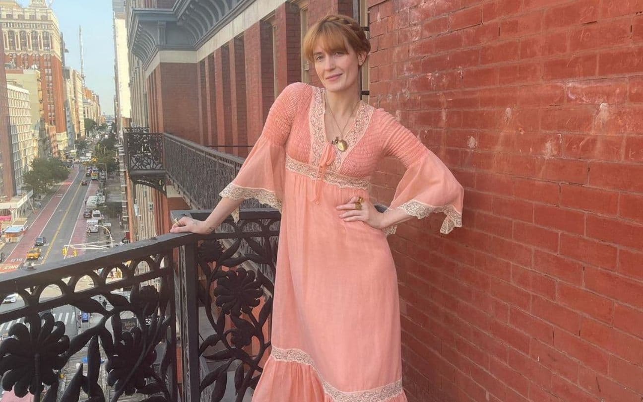 Florence Welch, vocalista do Florence + The Machine, posa na sacada de um prédio