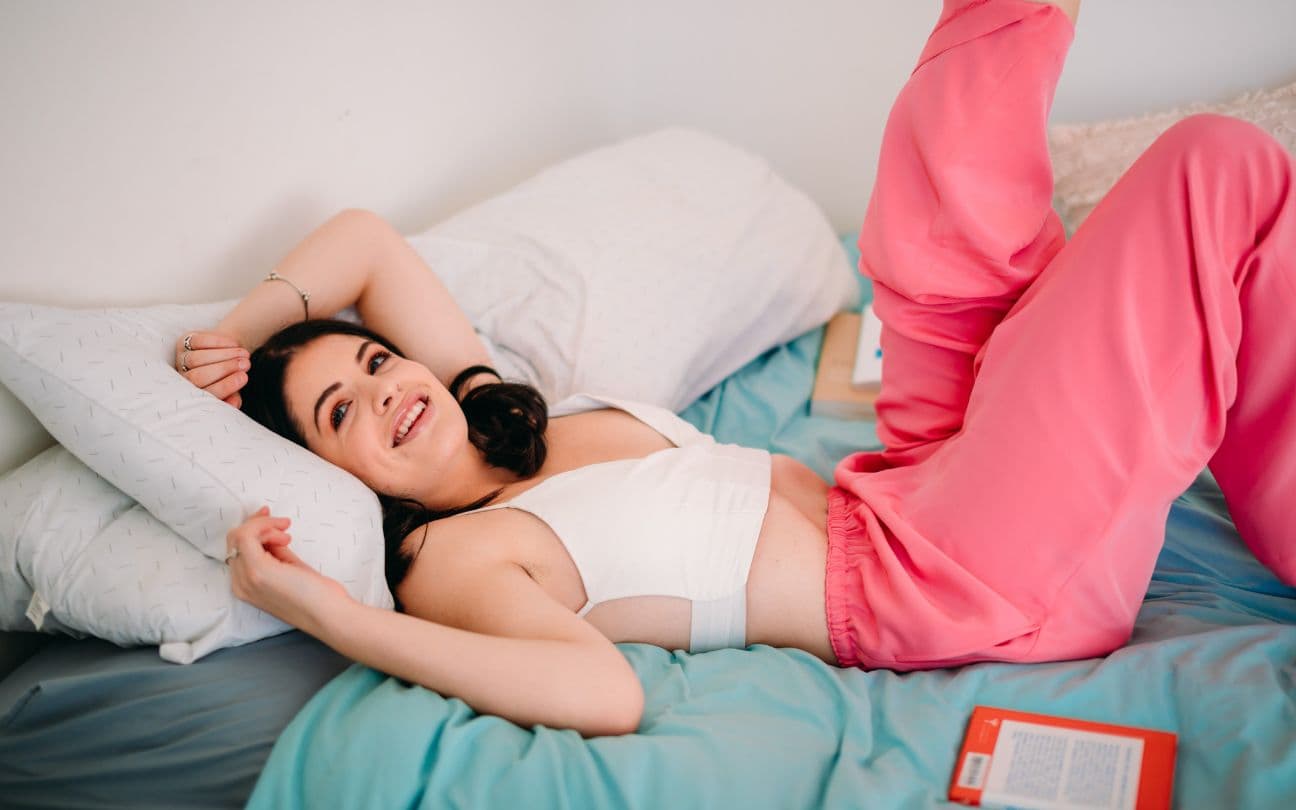 Indy Yelich deitada em cama