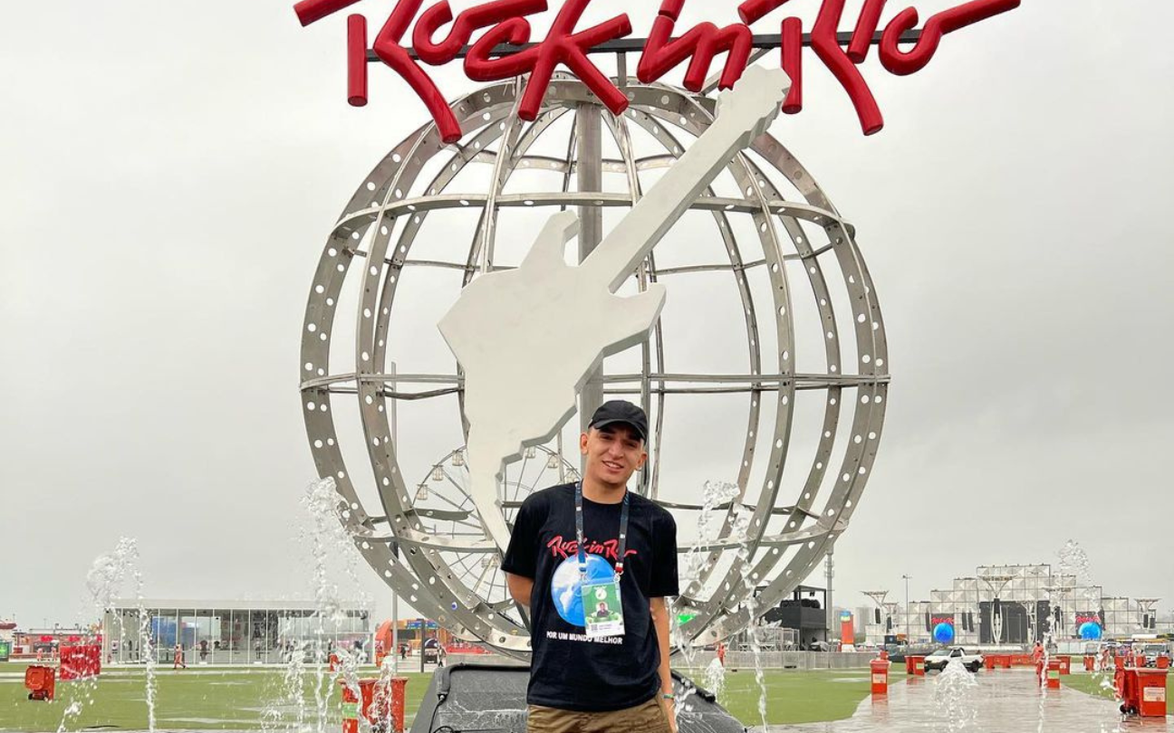 João Gomes em frente à placa de entrada do Rock in Rio