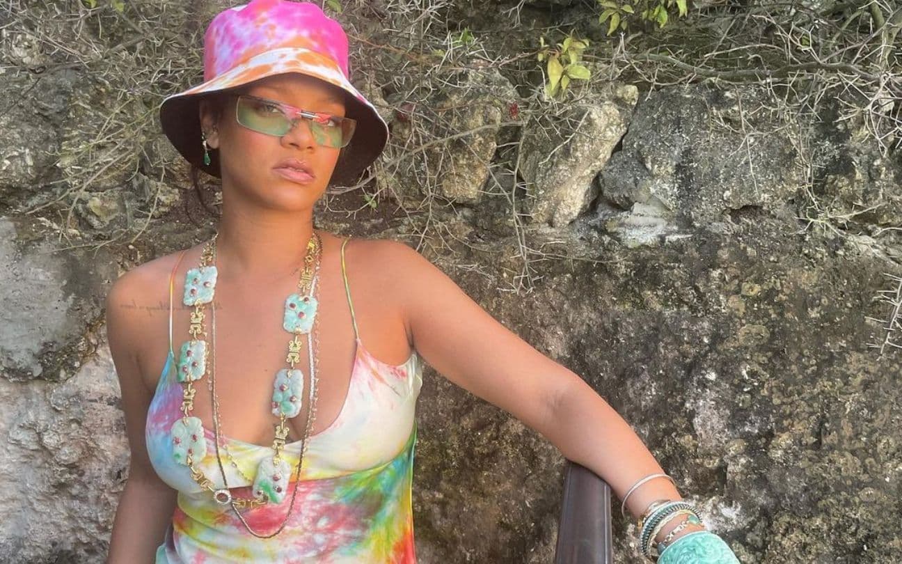 Rihanna posando para foto com roupa de praia