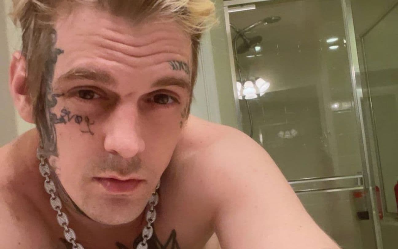 Aaron Carter posa para selfie em banheiro