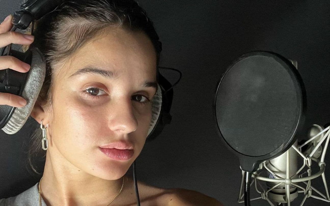 A cantora Bianca Costa em estúdio de gravação
