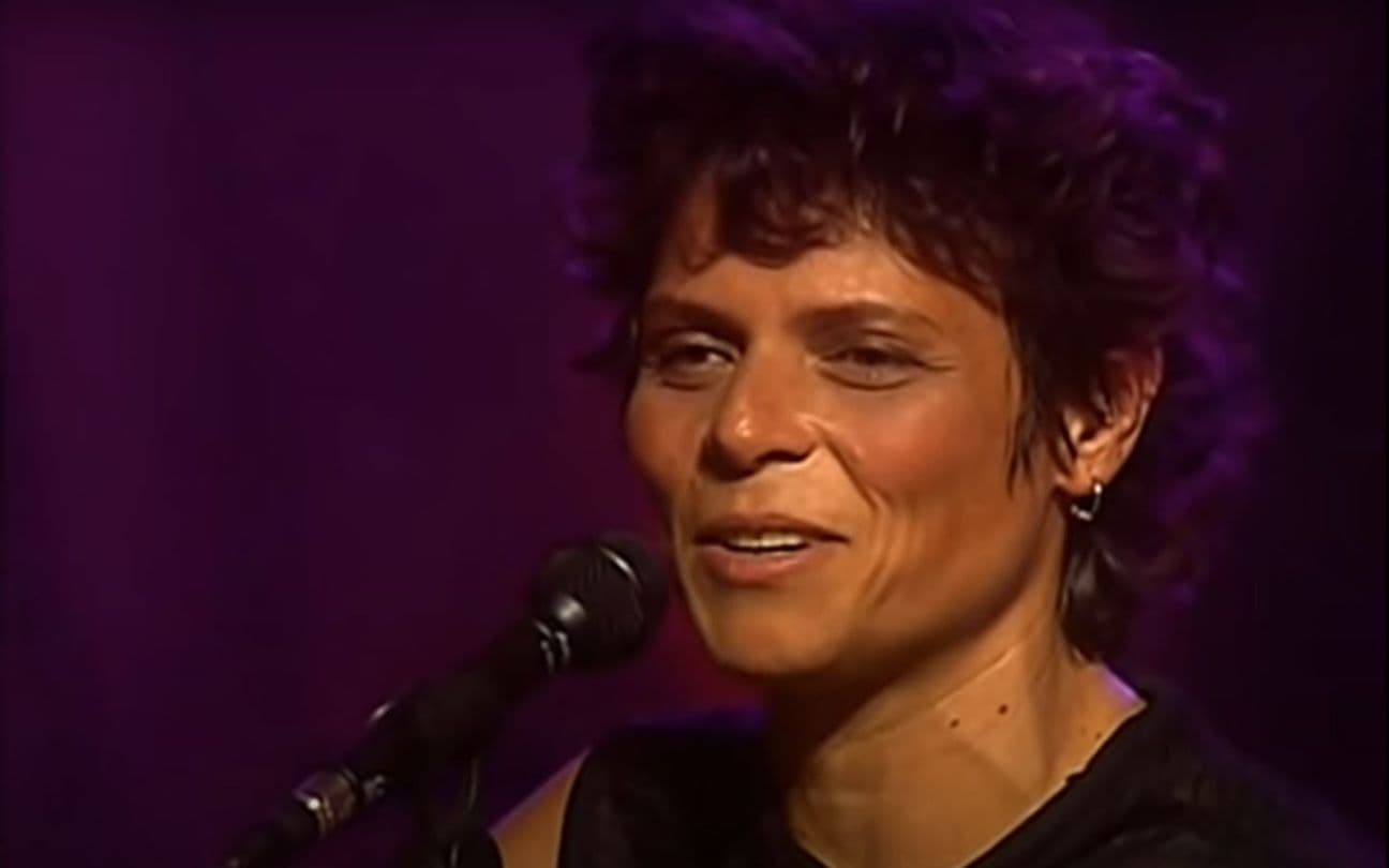 Cássia Eller cantando em show