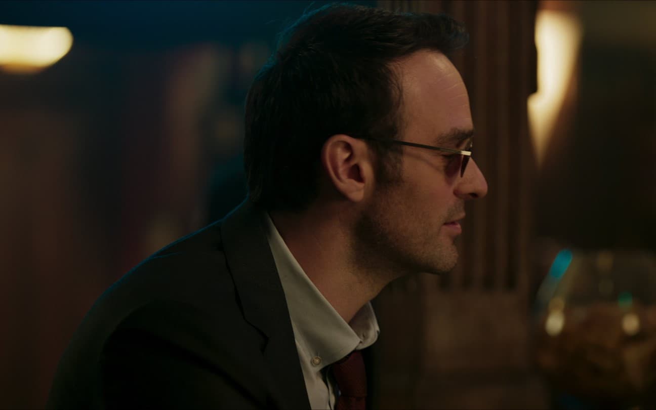 Charlie Cox em cena de Mulher-Hulk: Defensora de Heróis