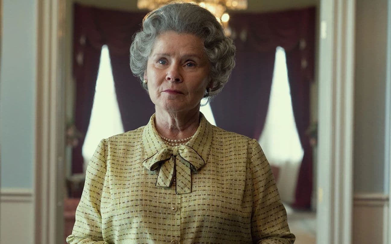 Imelda Staunton como a rainha Elizabeth