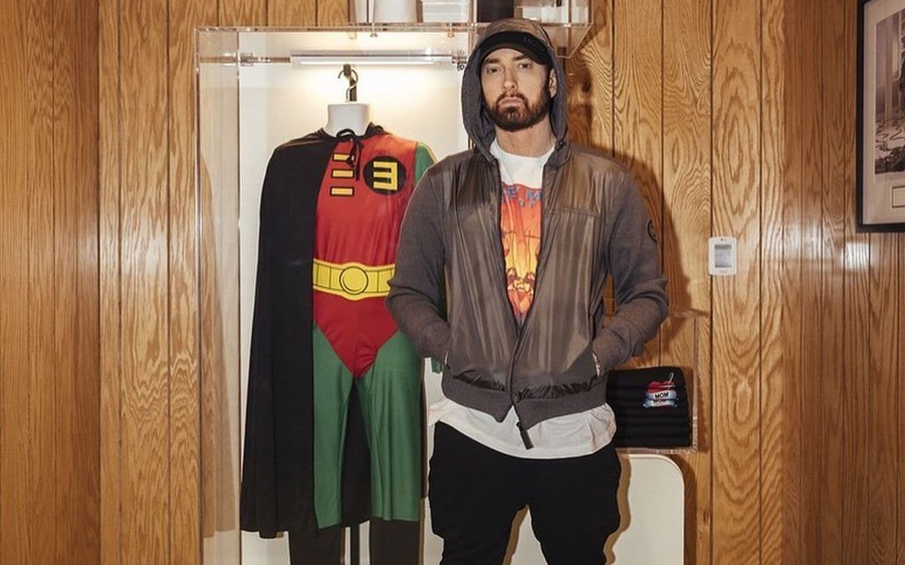 Eminem posa ao lado da roupa de Robin usada em clipe