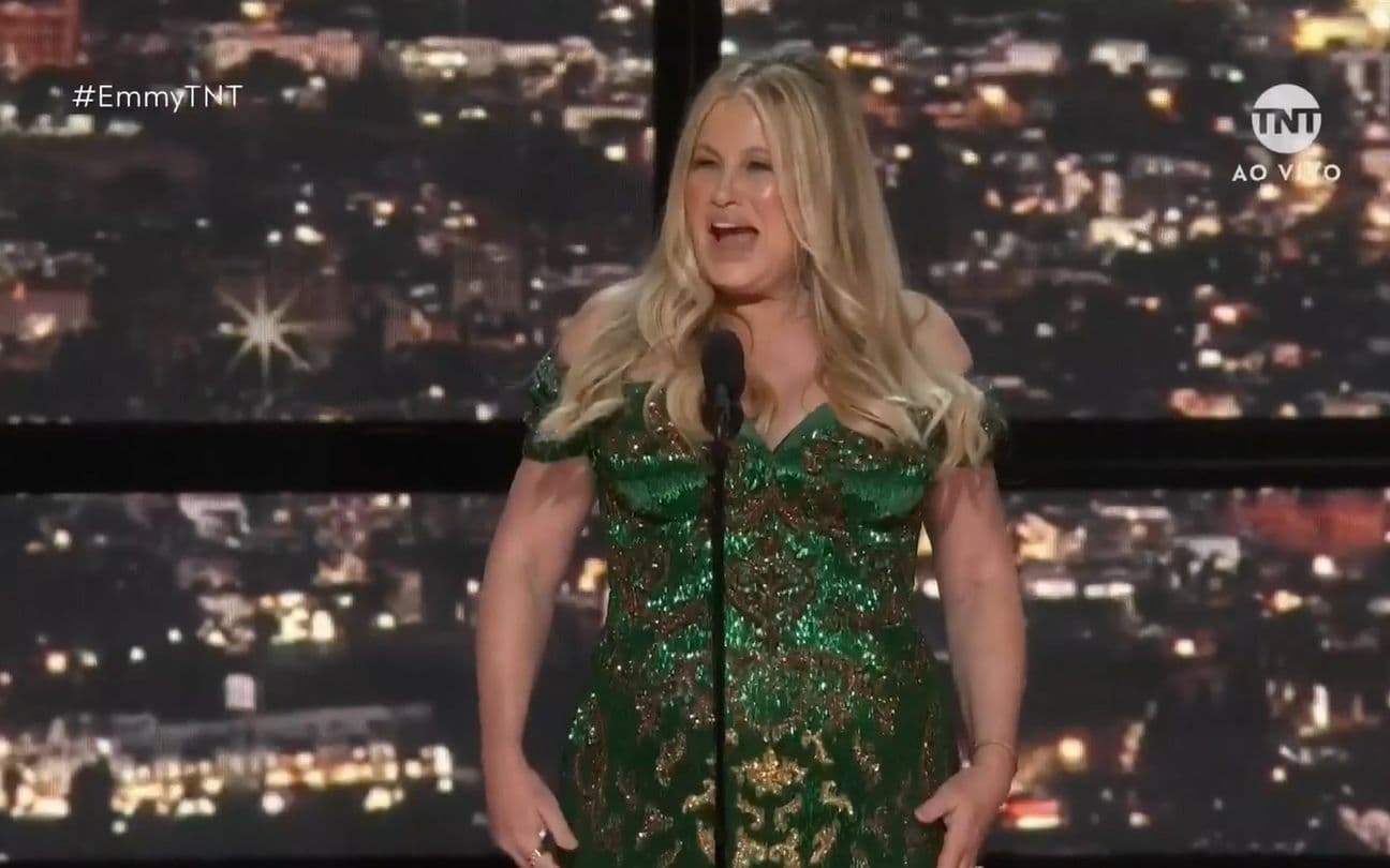 Jennifer Coolidge leva Emmy de atriz coadjuvante
