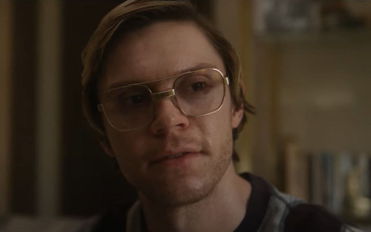 Evan Peters como Jeffrey Dahmer em série da Netflix