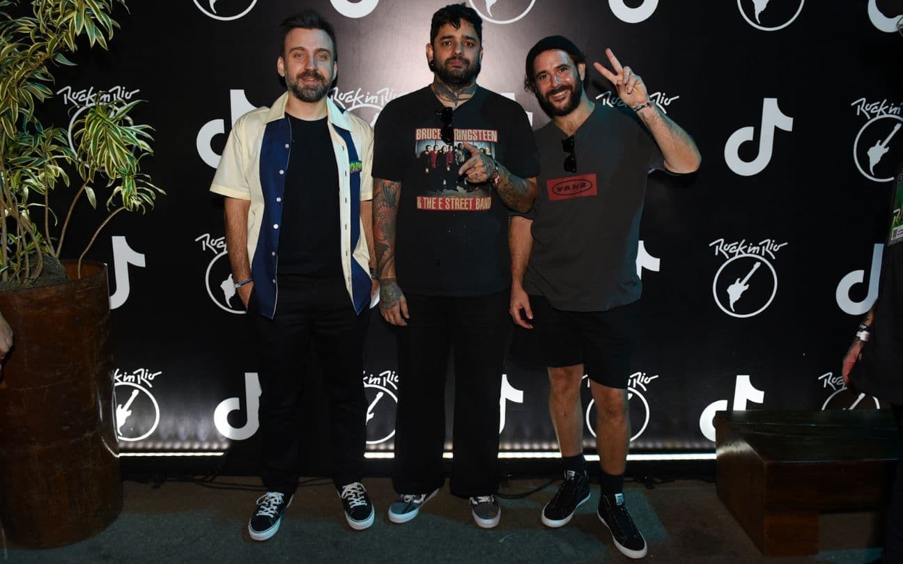 Integrantes da Fresno posam nos bastidores do Rock in Rio