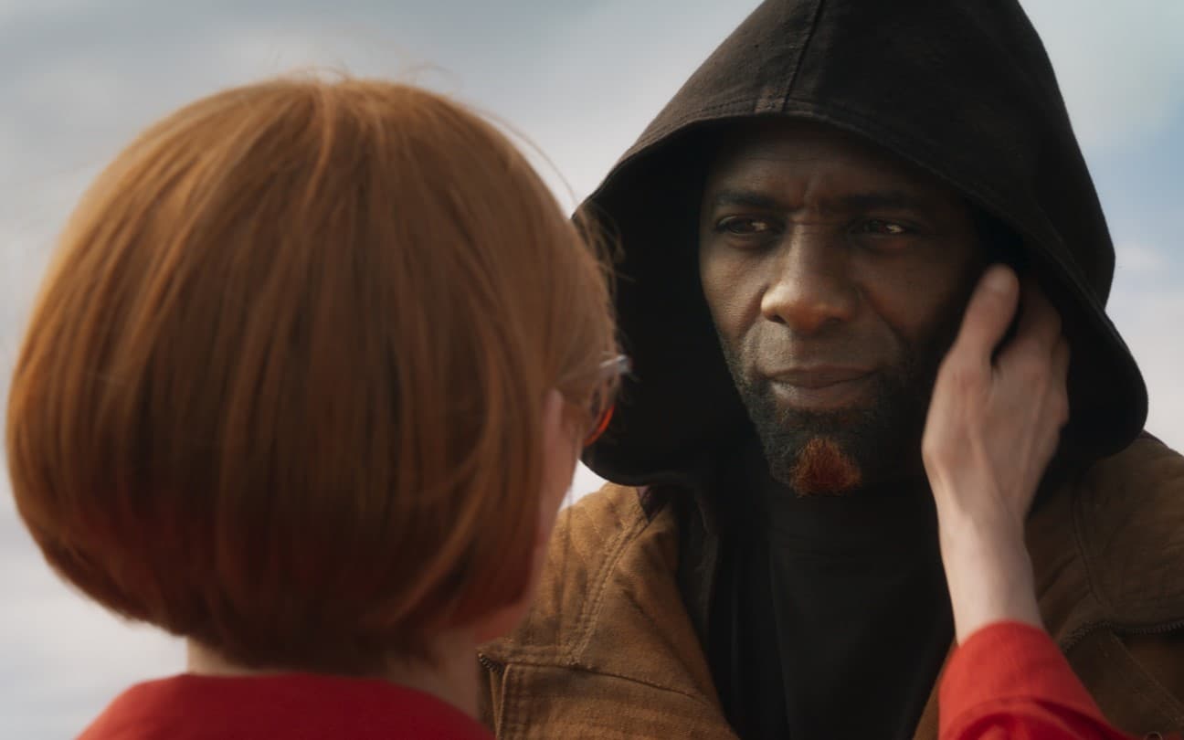 Idris Elba em cena de Era Uma Vez Um Gênio