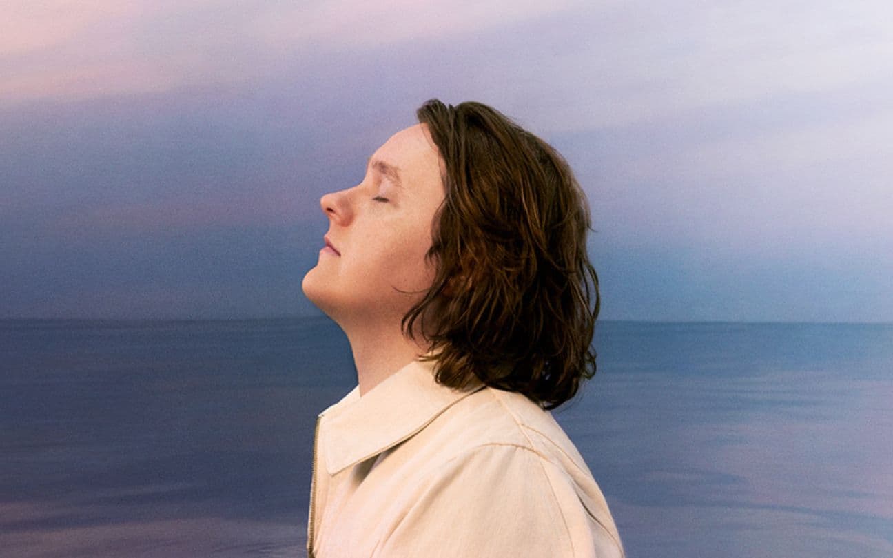 Lewis Capaldi virado de perfil para a faixa Forget Me