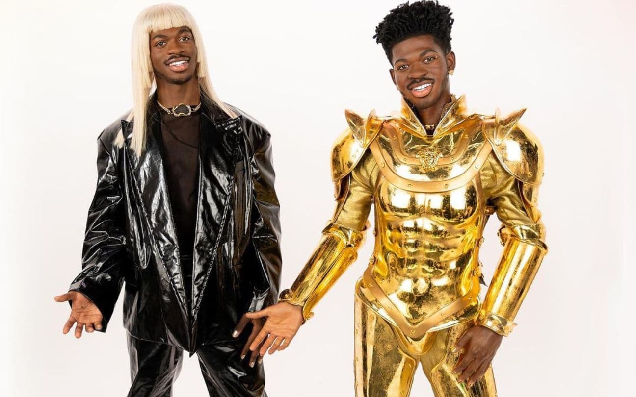 Lil Nas X ao lado da sua estátua de cera no Madame Tussaud