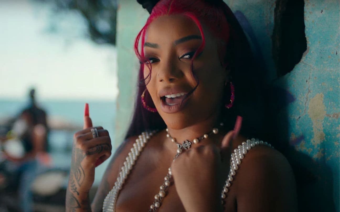 Ludmilla no clipe de Tic Tac