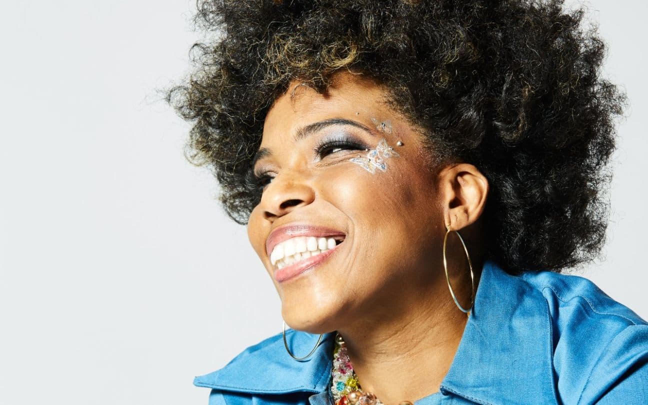 Macy Gray sorri com borboletas desenhadas no rosto