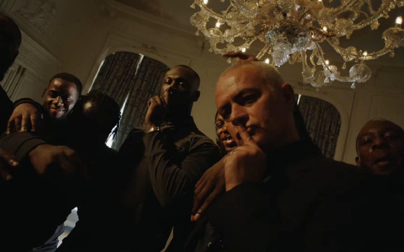 José Mourinho e Stormzy fazem sinal de silêncio em clipe