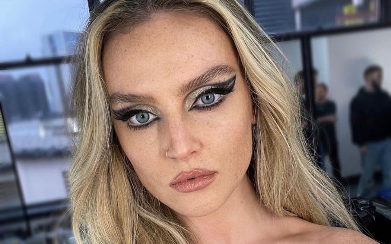 Perrie Edwards tira selfie com maquiagem colorida