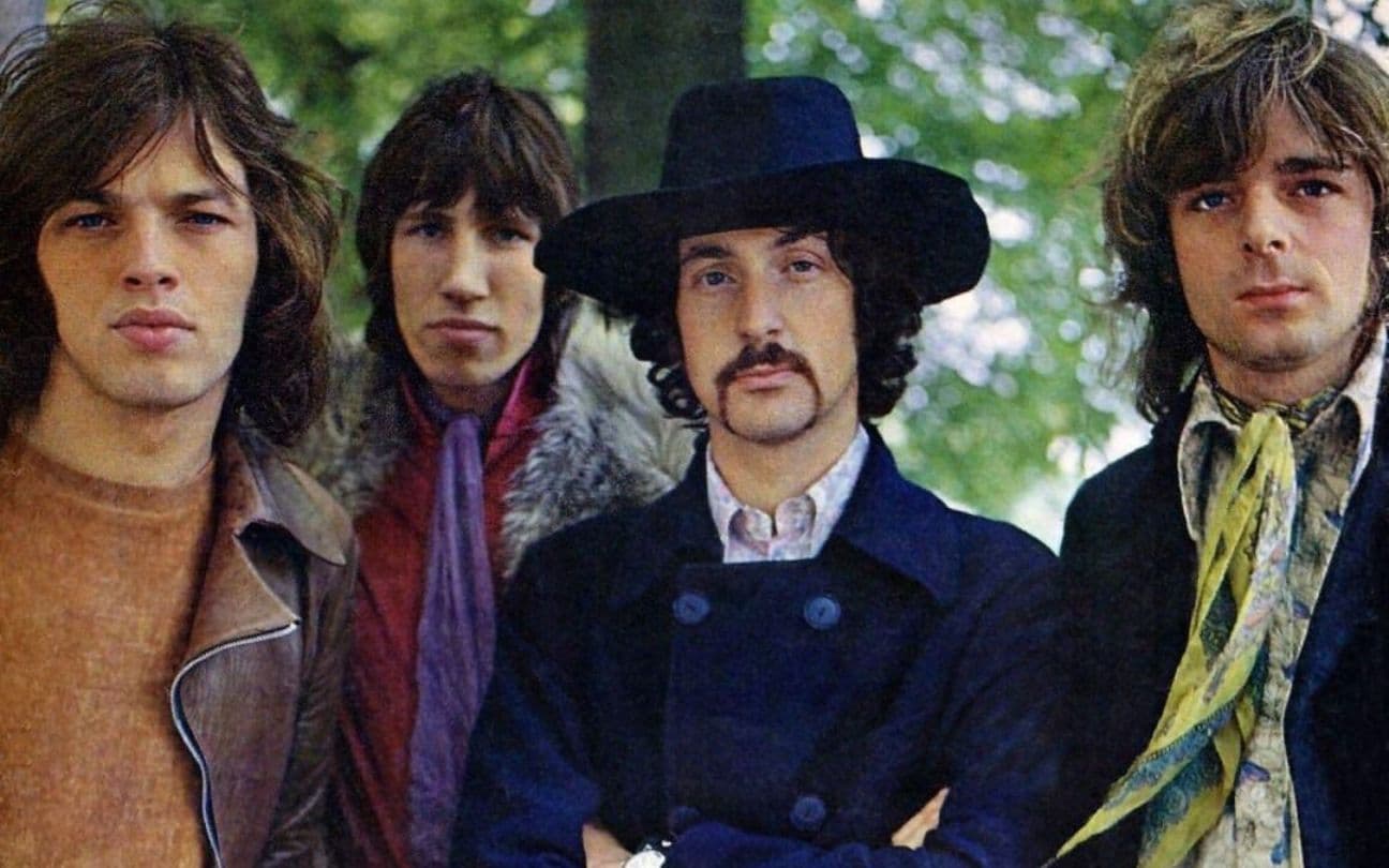 A banda Pink Floyd posa para foto embaixo de uma árvore