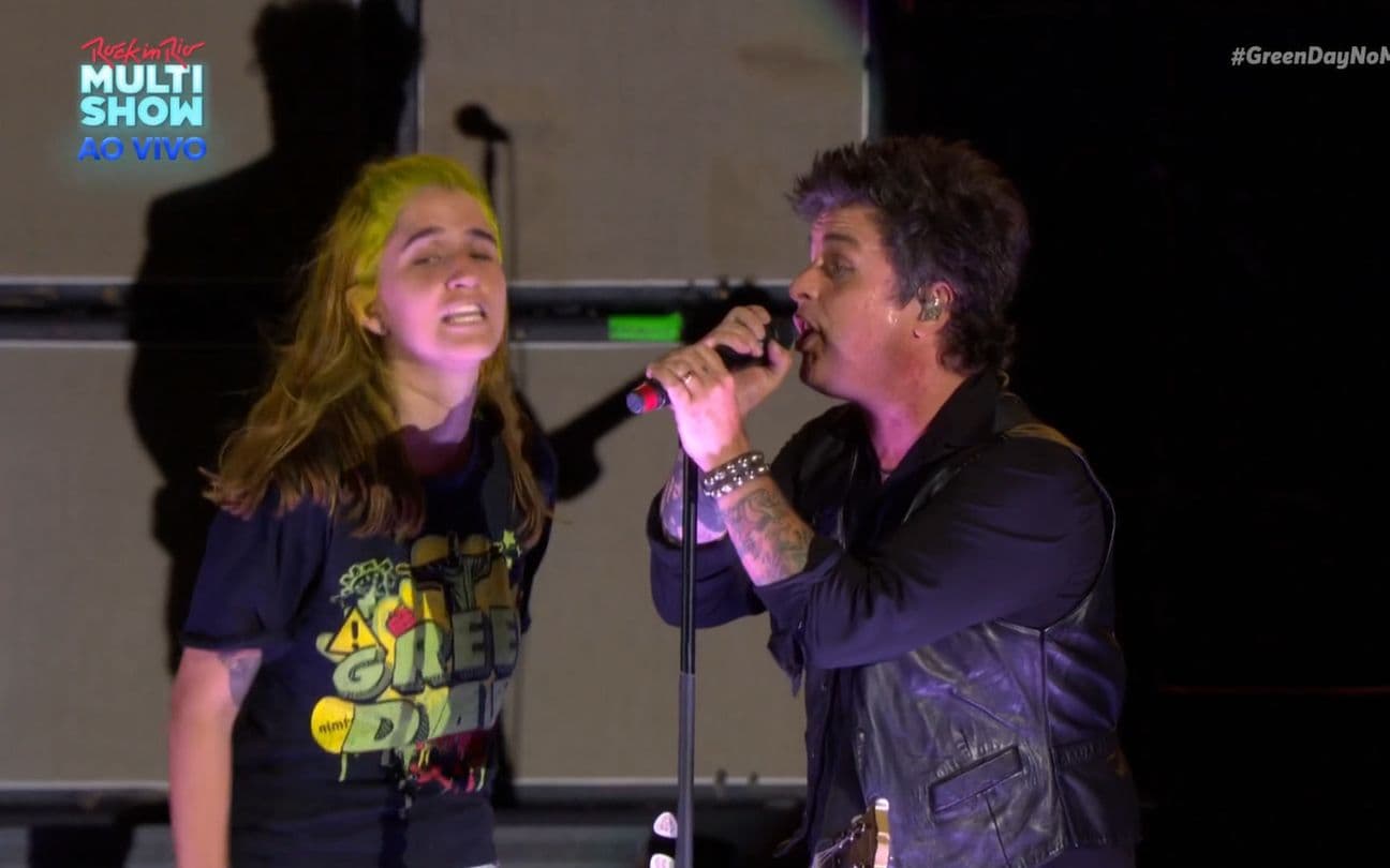 Fã sobe para cantar com Green Day