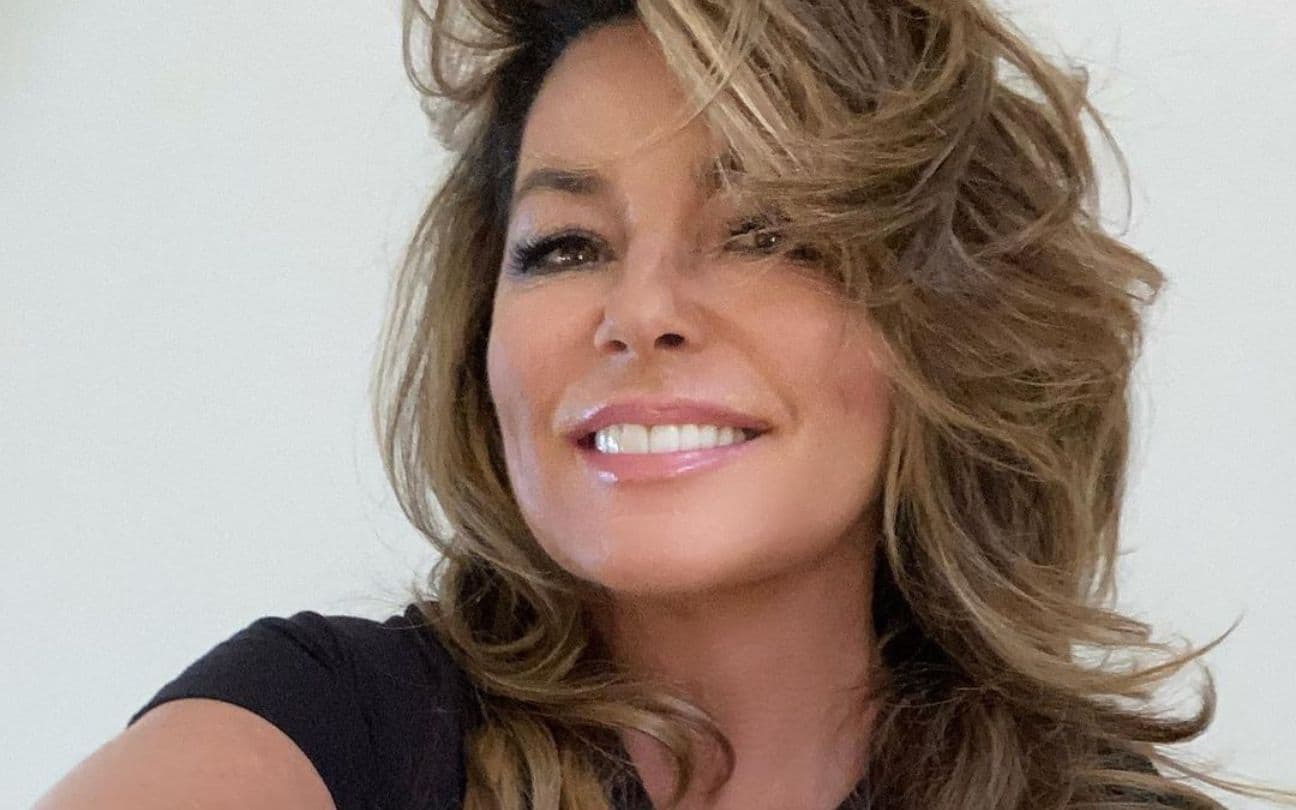 Shania Twain sorri para selfie