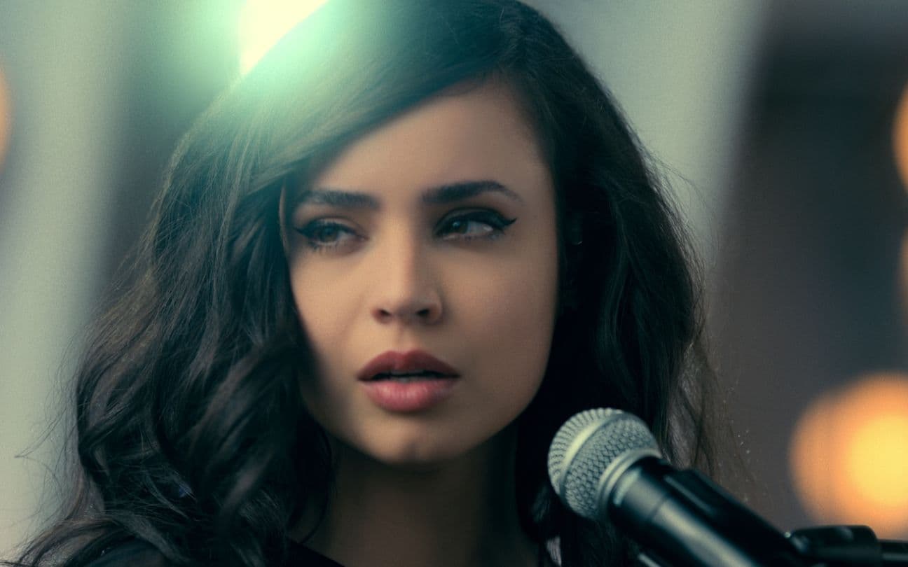 Sofia Carson em Continência ao Amor da Netflix