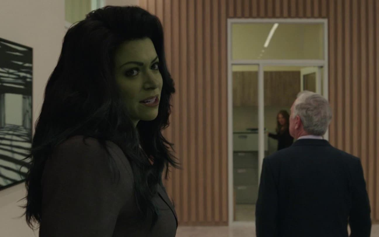 Tatiana Maslany em cena de Mulher-Hulk