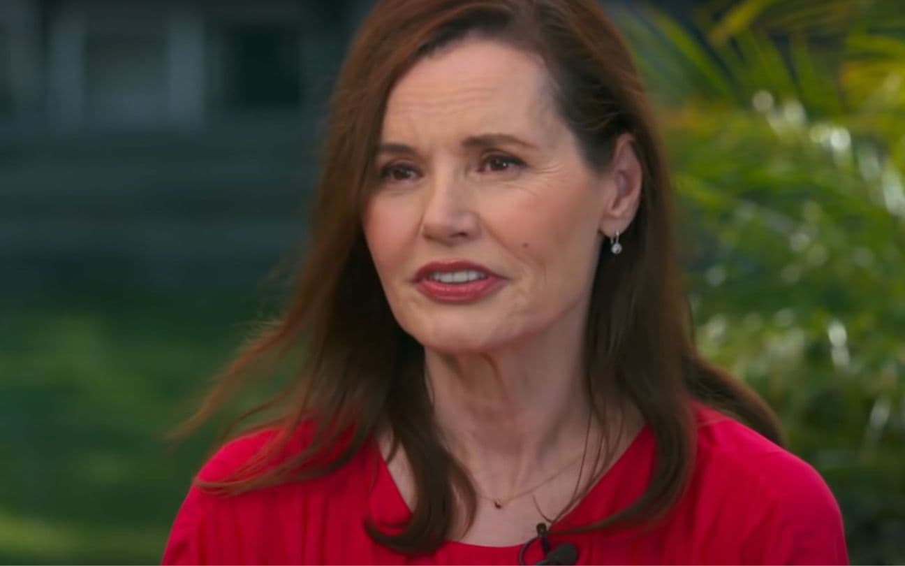 A atriz Geena Davis em uma entrevista; atriz se abriu sobre situação decsonfortável com Bill Murray