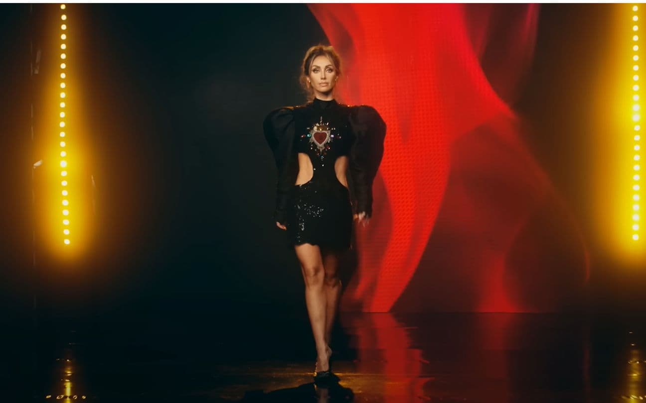 Anahí no clipe de Déjame Vivir