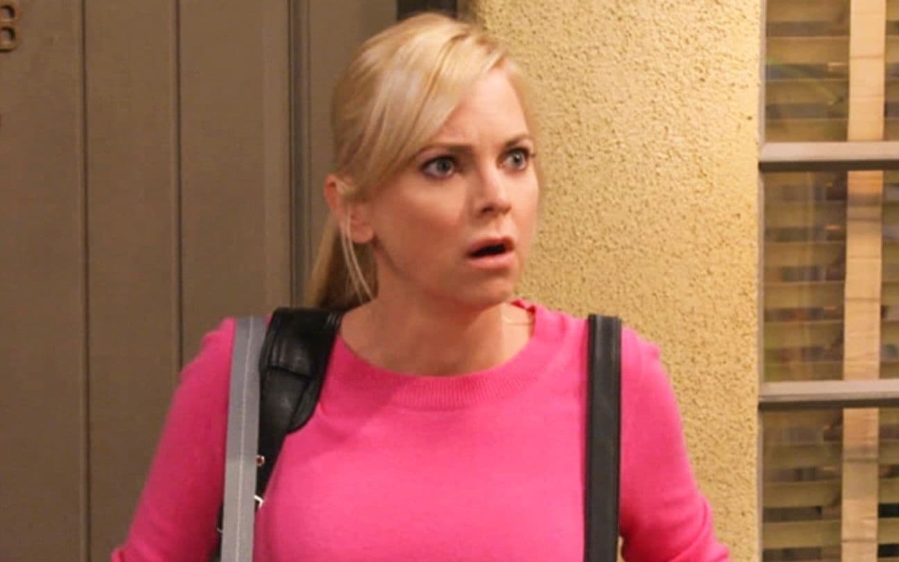 Anna Faris em cena da série Mom