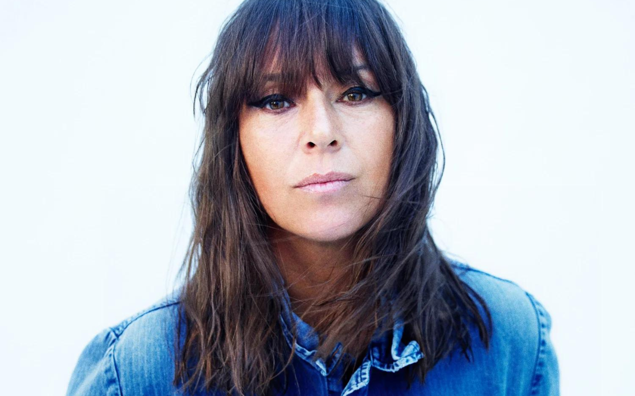 A cantora Cat Power posa para a câmera com uma camisa jeans