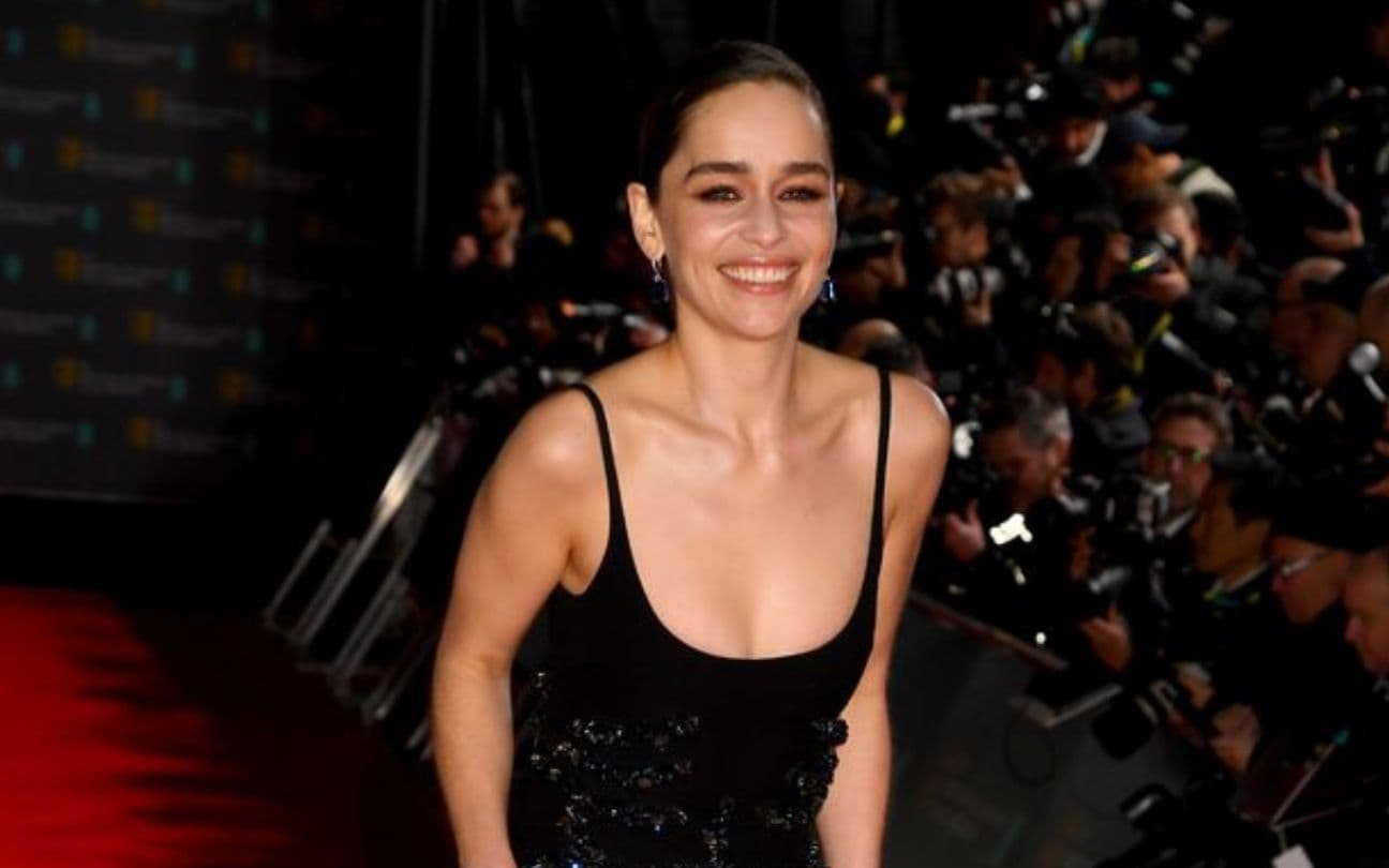 Emilia Clarke em red carpet