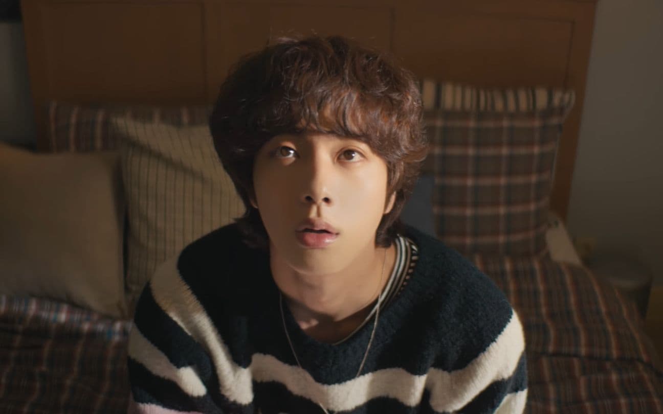 Jin do BTS no clipe de The Astronaut