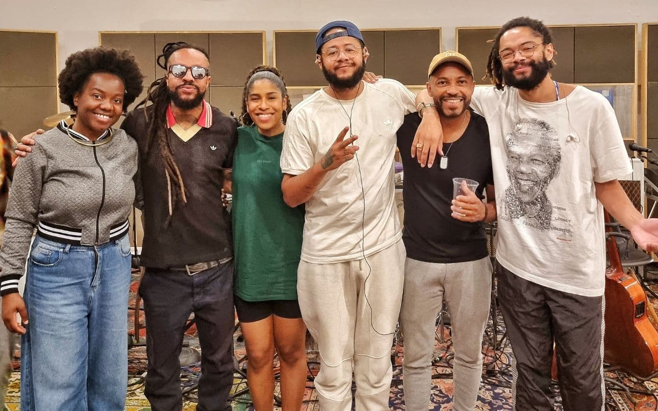 Emicida com o time da Lab Fantasma em estúdio de música
