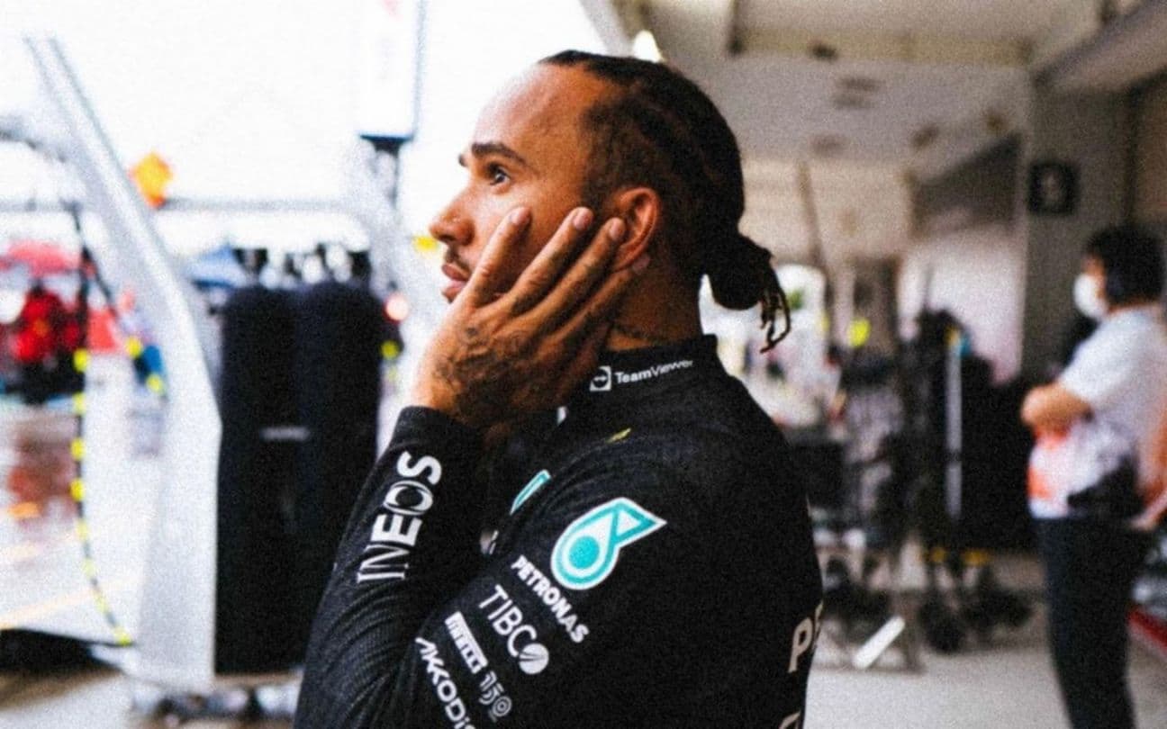 O piloto Lewis Hamilton