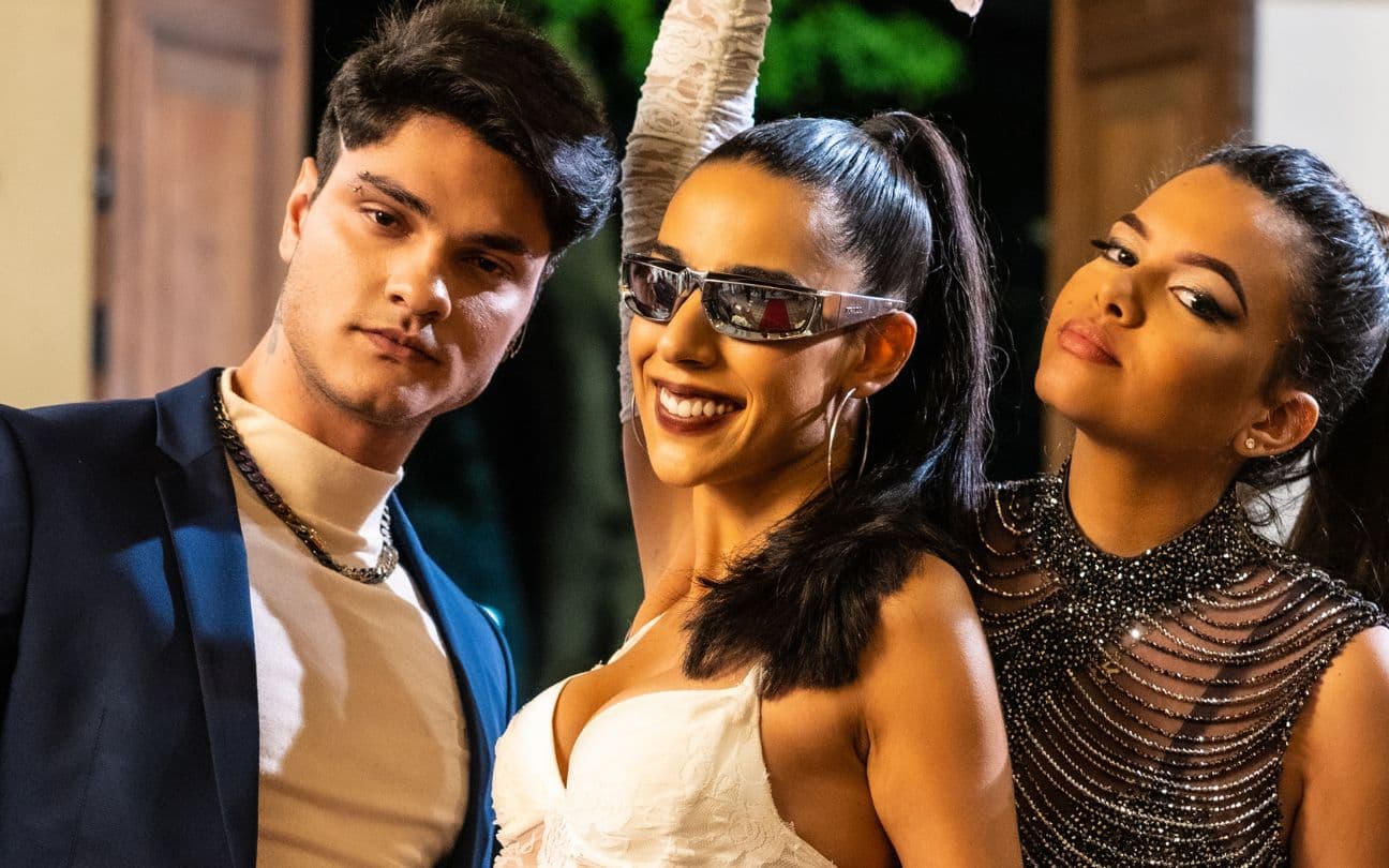 Davi Kneip, Marina Sena e Brisa Star em cena do clipe de Menina