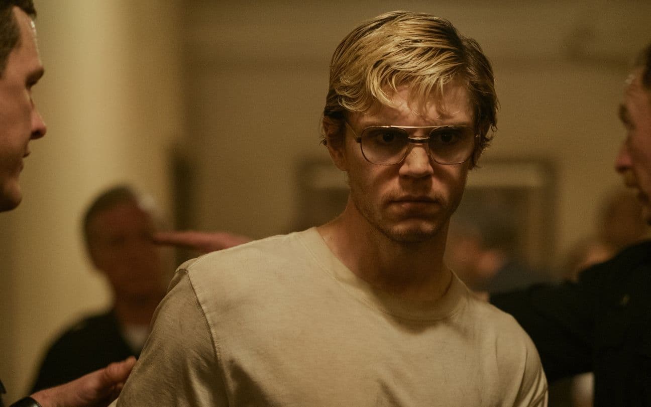 Evan Peters como Jeffrey Dahmer