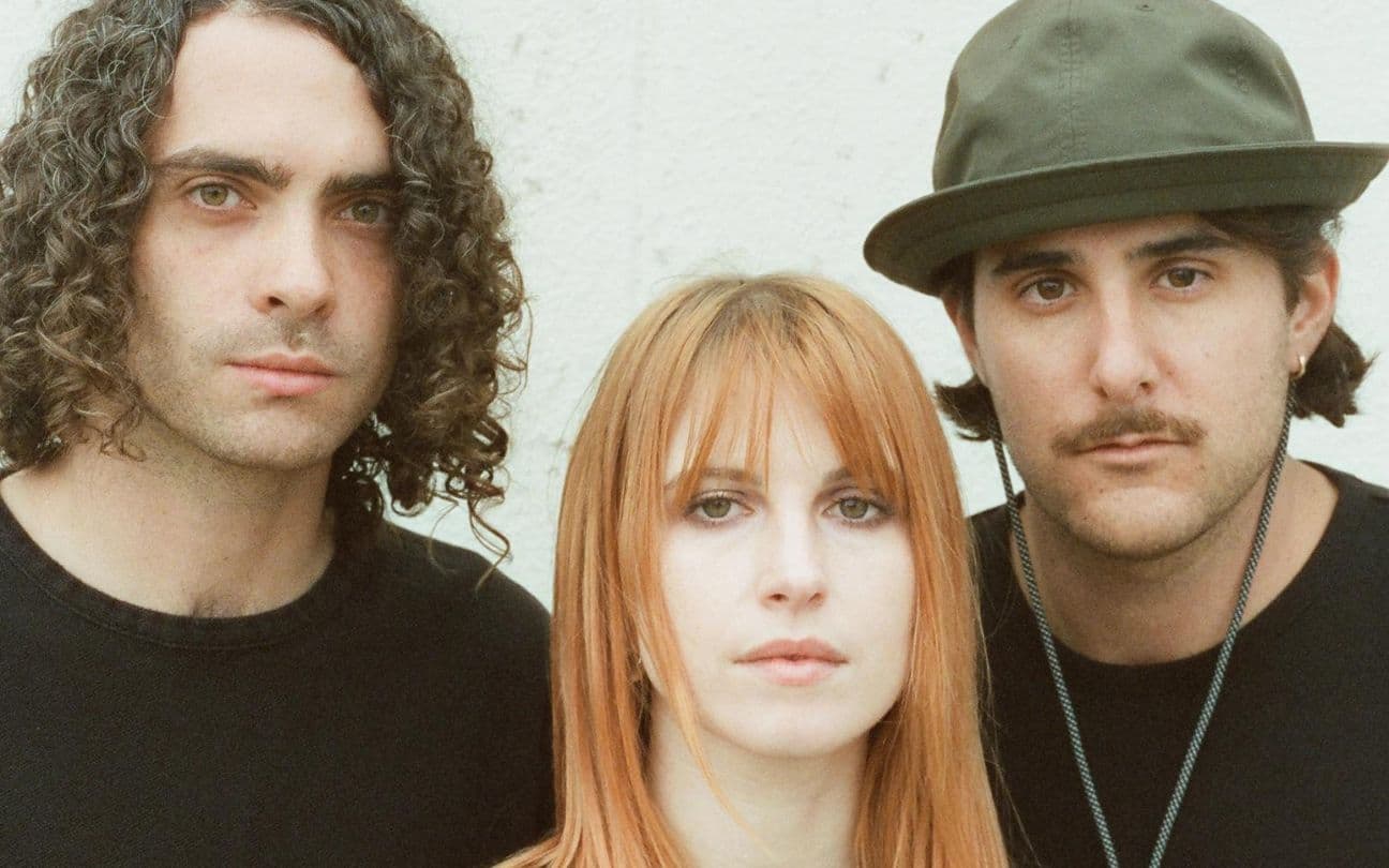 Membros da banda Paramore posam para a câmera