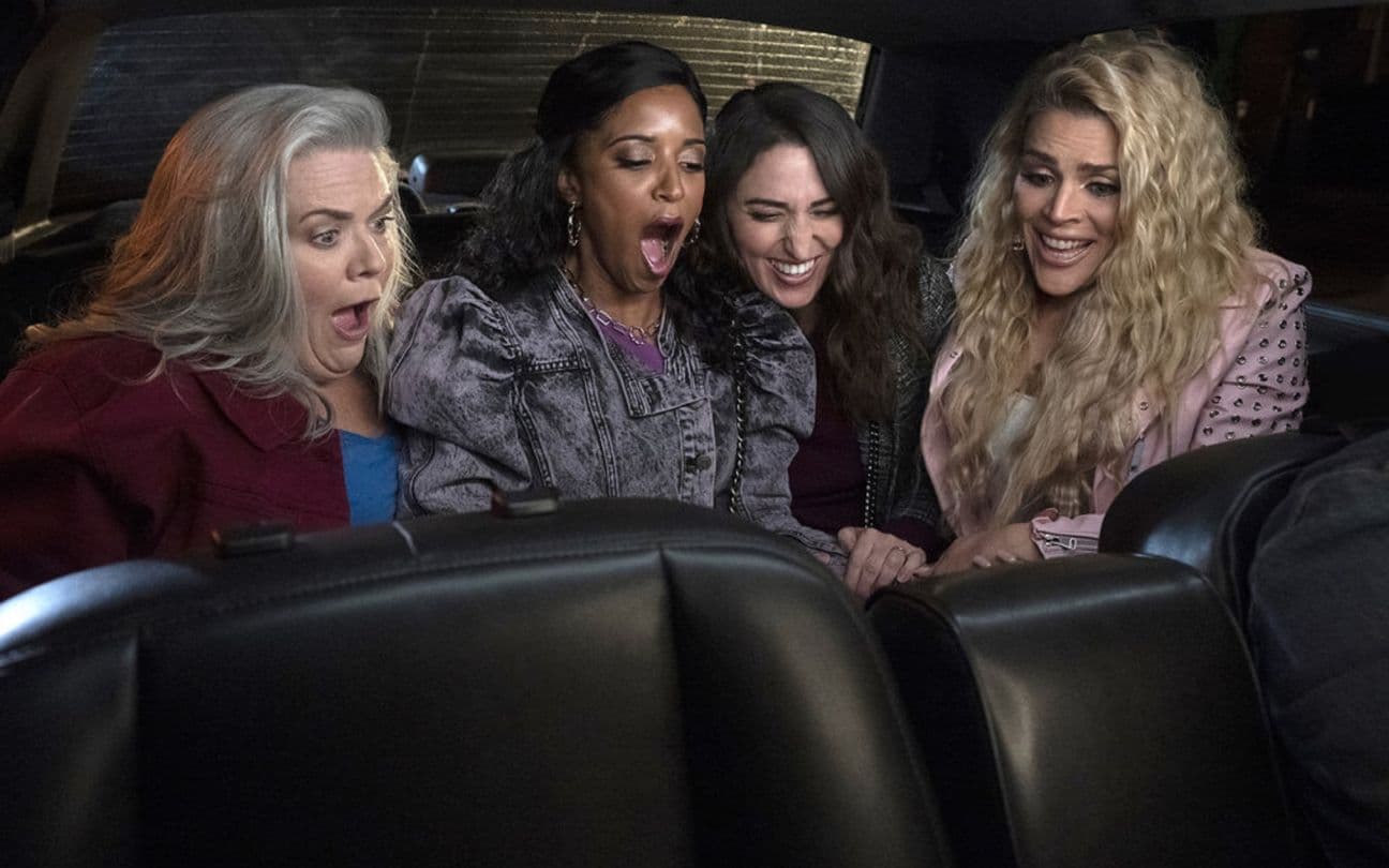 Paula Pell, Renée Elise Goldsberry, Sara Bareilles e Busy Philipps em Girls5eva