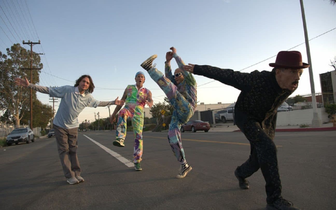Red Hot Chili Peppers em foto de divulgação do novo disco