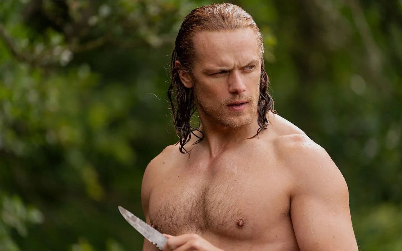 Sam Heughan sem camisa na série Outlander