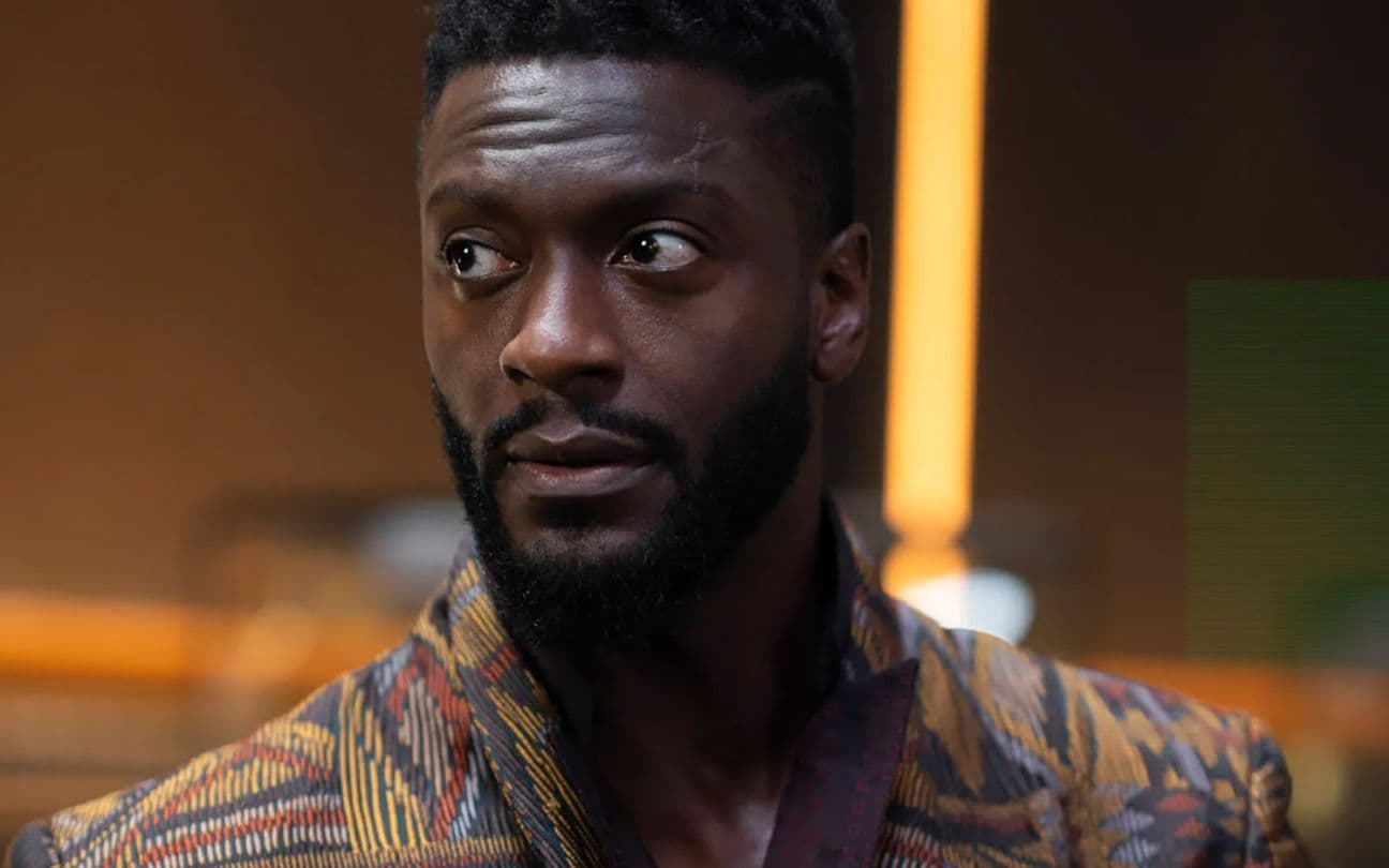 Aldis Hodge em Adão Negro