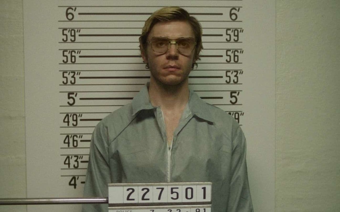 Evan Peters em Dahmer, da Netflix