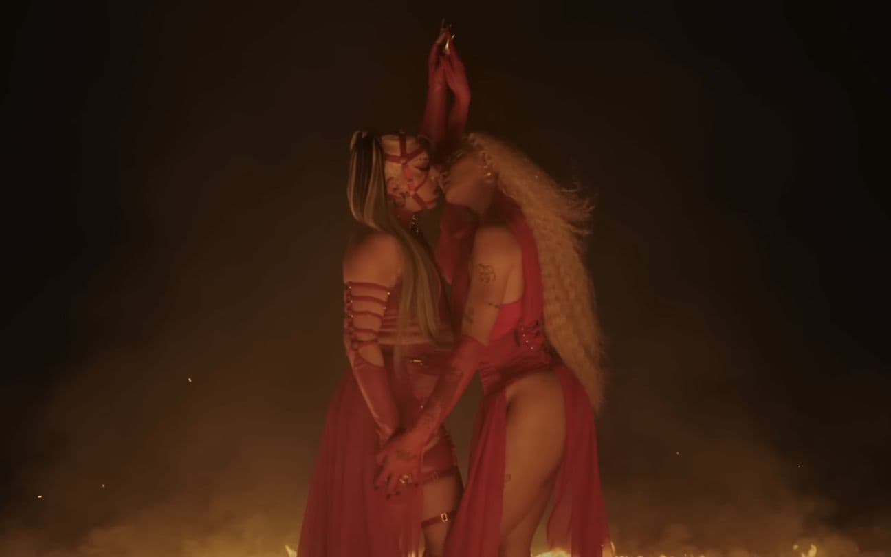 Pabllo Vittar e Gloria Groove no clipe de AMeiaNoite