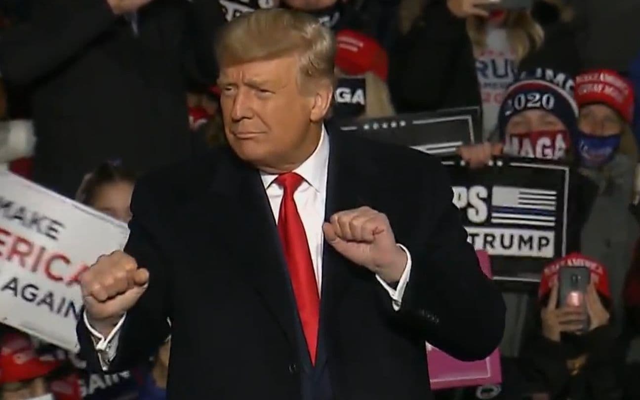 Donald Trump dança YMCA em comício