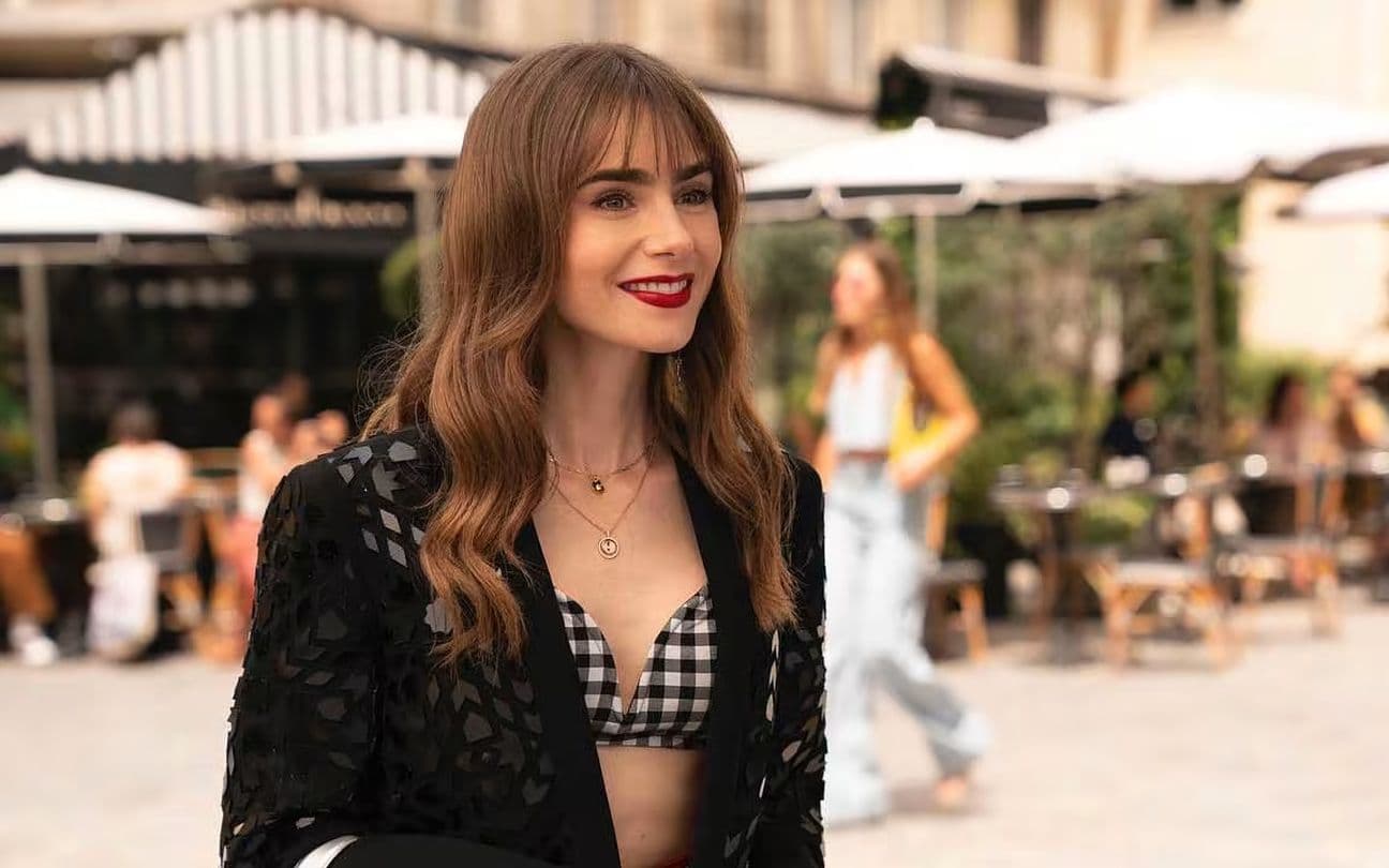 Lily Collins em cena da série Emily em Paris