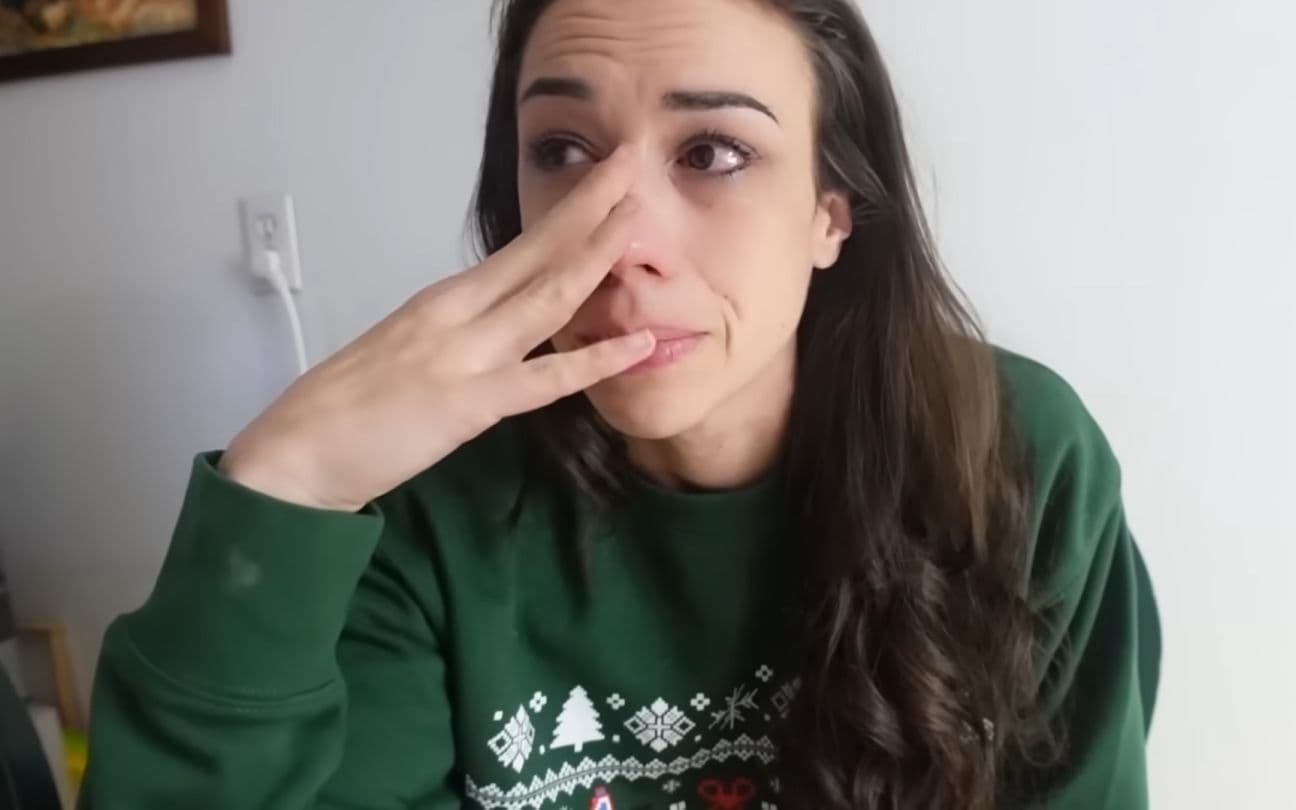 Colleen Ballinger chora em seu canal no YouTube