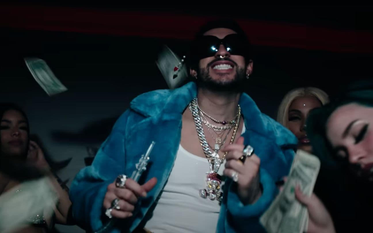 Bad Bunny no clipe Gato de Noche