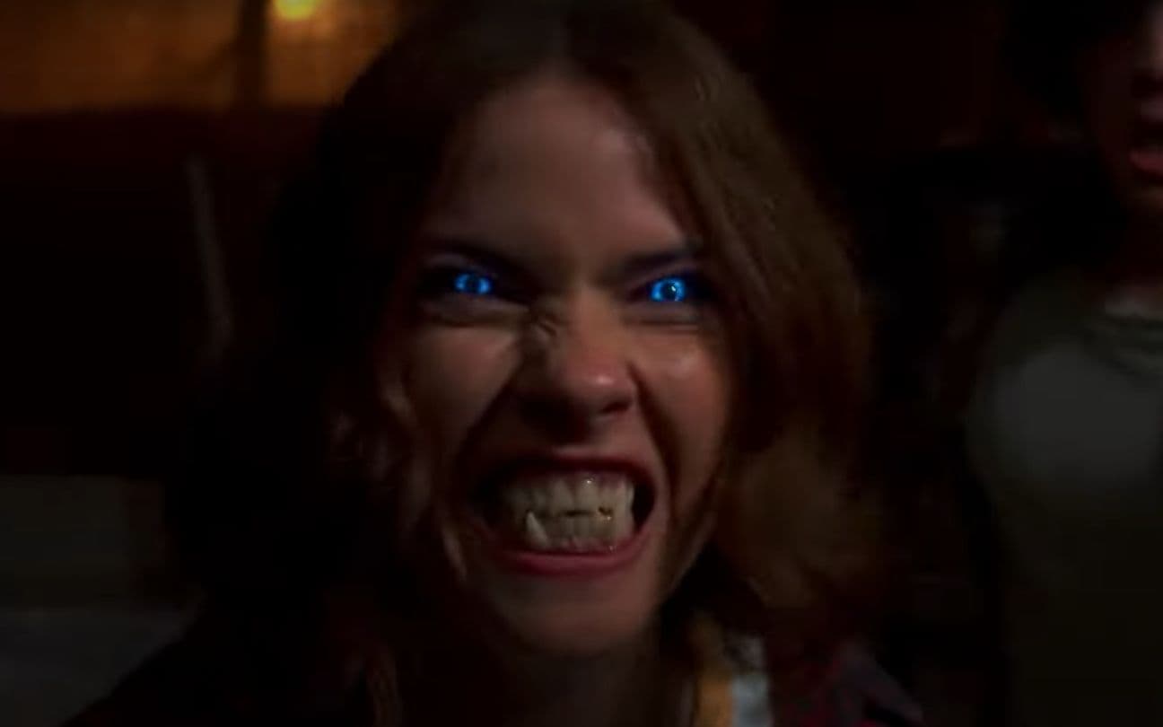 Shelley Hennig em cena de Teen Wolf: O Filme