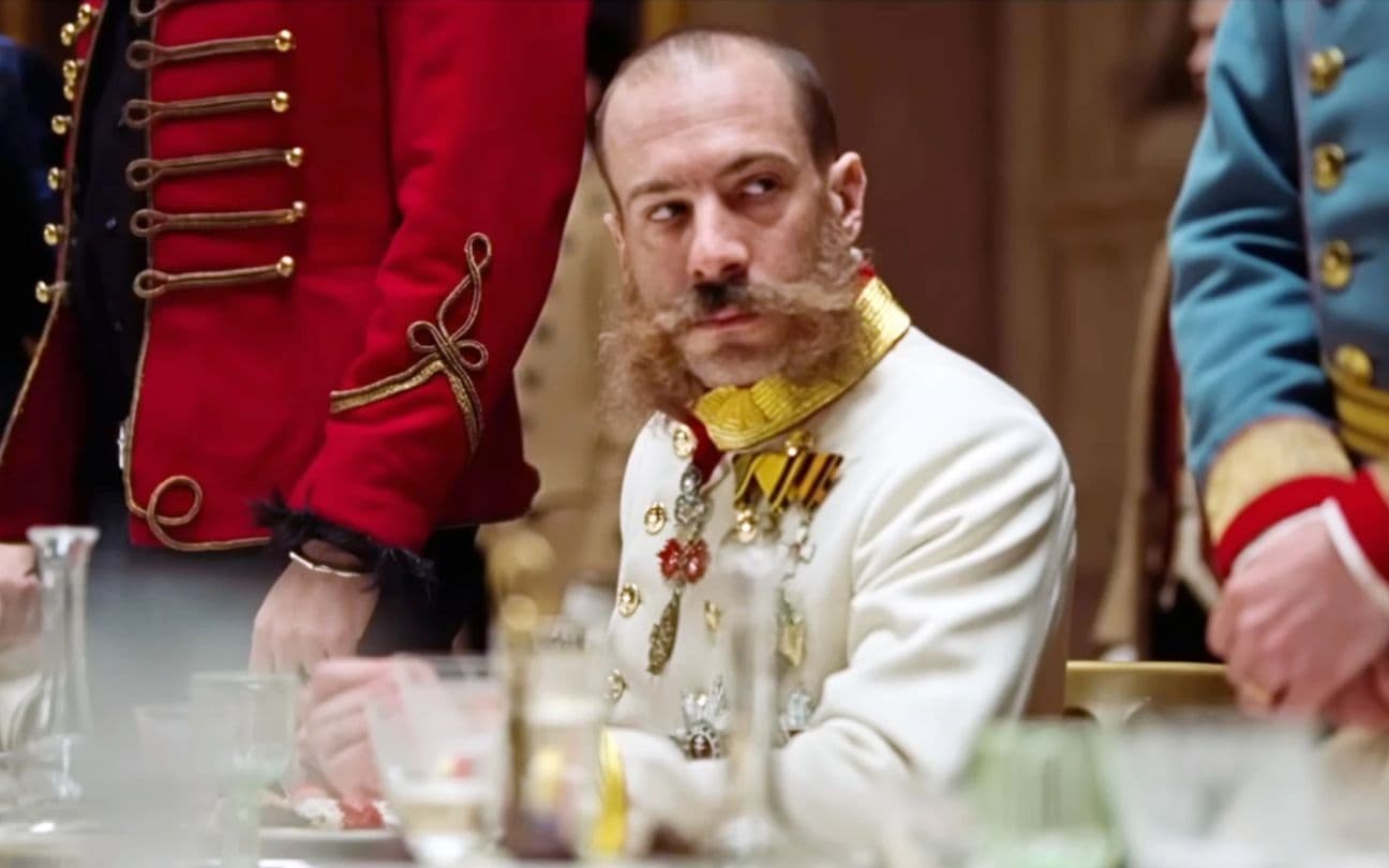 Florian Teichtmeister em cena do filme Corsage