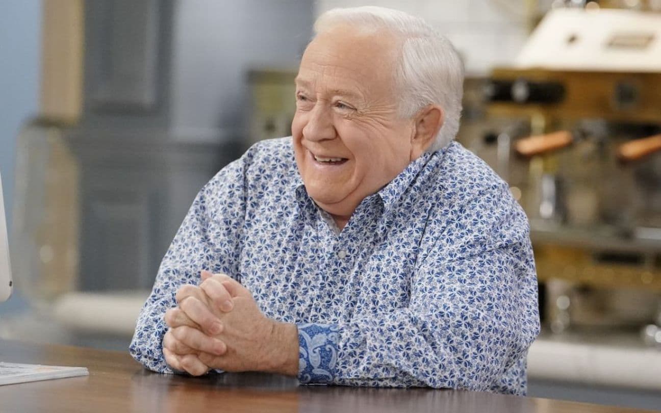 Leslie Jordan na série Call Me Kat