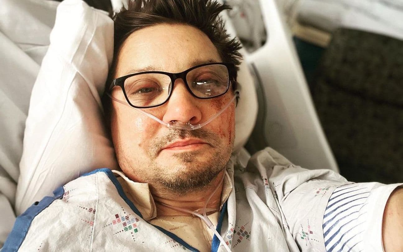 Jeremy Renner em foto publicada no hospital